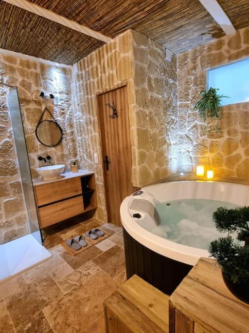 Les Spas De La Mer, Suite & Spa, Love Room, Plein Coeur Du Grau Le Grau-du-Roi Bagian luar foto